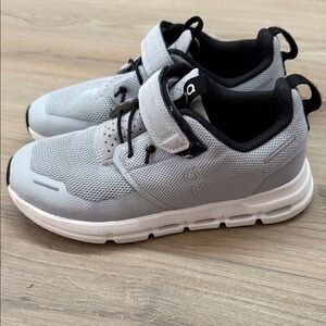 Kids On Cloud Sneakers in Light Gray